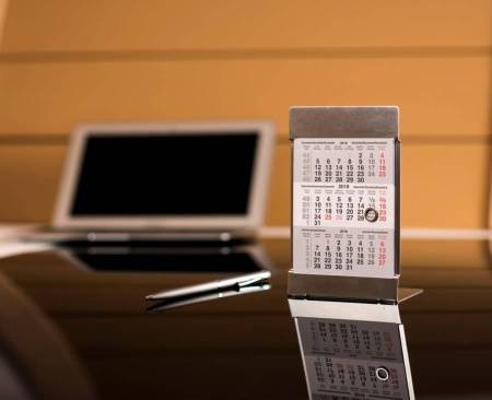 Календарь настольный на 2 года, размер 18*11,5 см, цвет- серебро, сталь