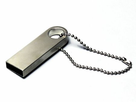 USB 2.0- флешка на 8 Гб с мини чипом, компактный дизайн с круглым отверстием