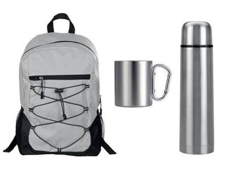 Набор туриста с термосом и кружкой в рюкзаке