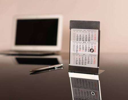 Календарь настольный на 2 года, размер 18*11,5 см, цвет- серебро, сталь